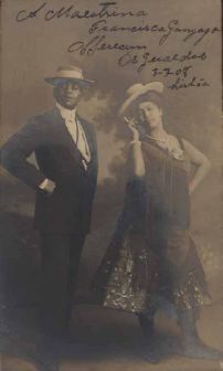 Cartão postal com foto de Geraldo Magalhães e Nina Teixeira. Dedicatória "A Maestrina Francisca Gonzaga oferecem Os Geraldos 3-7-1908 Lisboa"