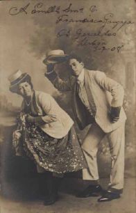 Cartão postal com foto de Geraldo Magalhães e Nina Teixeira. Dedicatória "A (ilegível) Sra. Francisca Gonzaga Os Geraldos 3-7-1908 Lisboa"