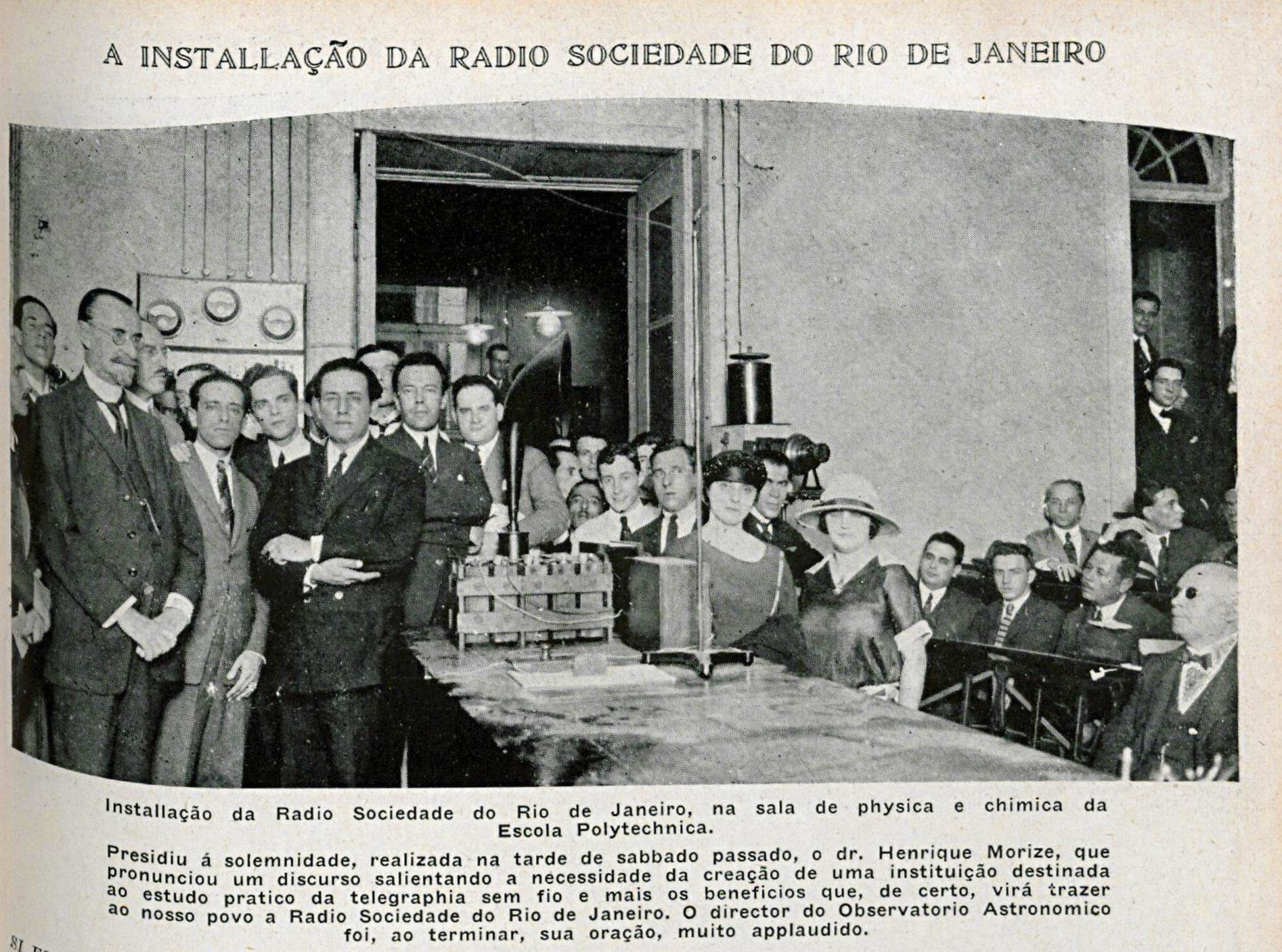 Foto da instalação da Rádio Sociedade do Rio de Janeiro na Escola Politecnica, publicada na revista Fon-Fon em 23 de maio de 1923