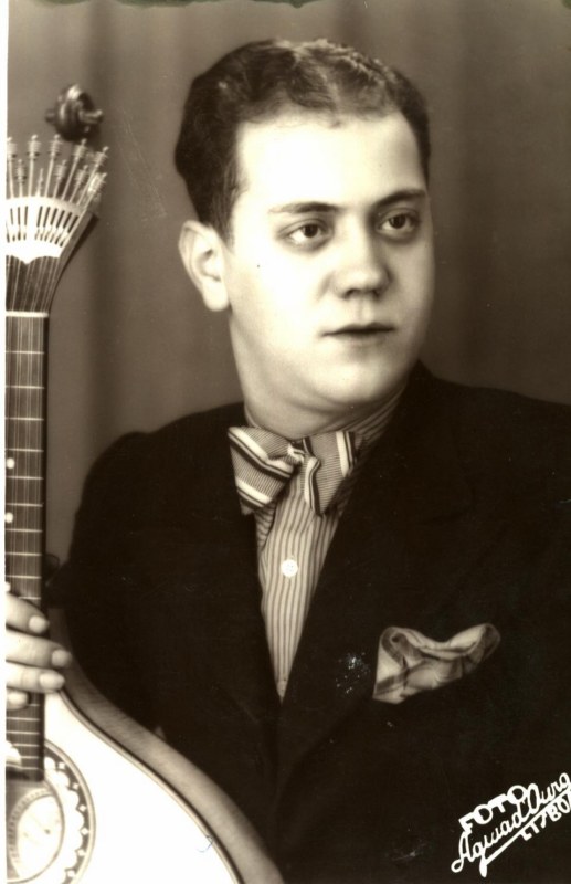 Retrato de Fernando Freitas com sua guitarra